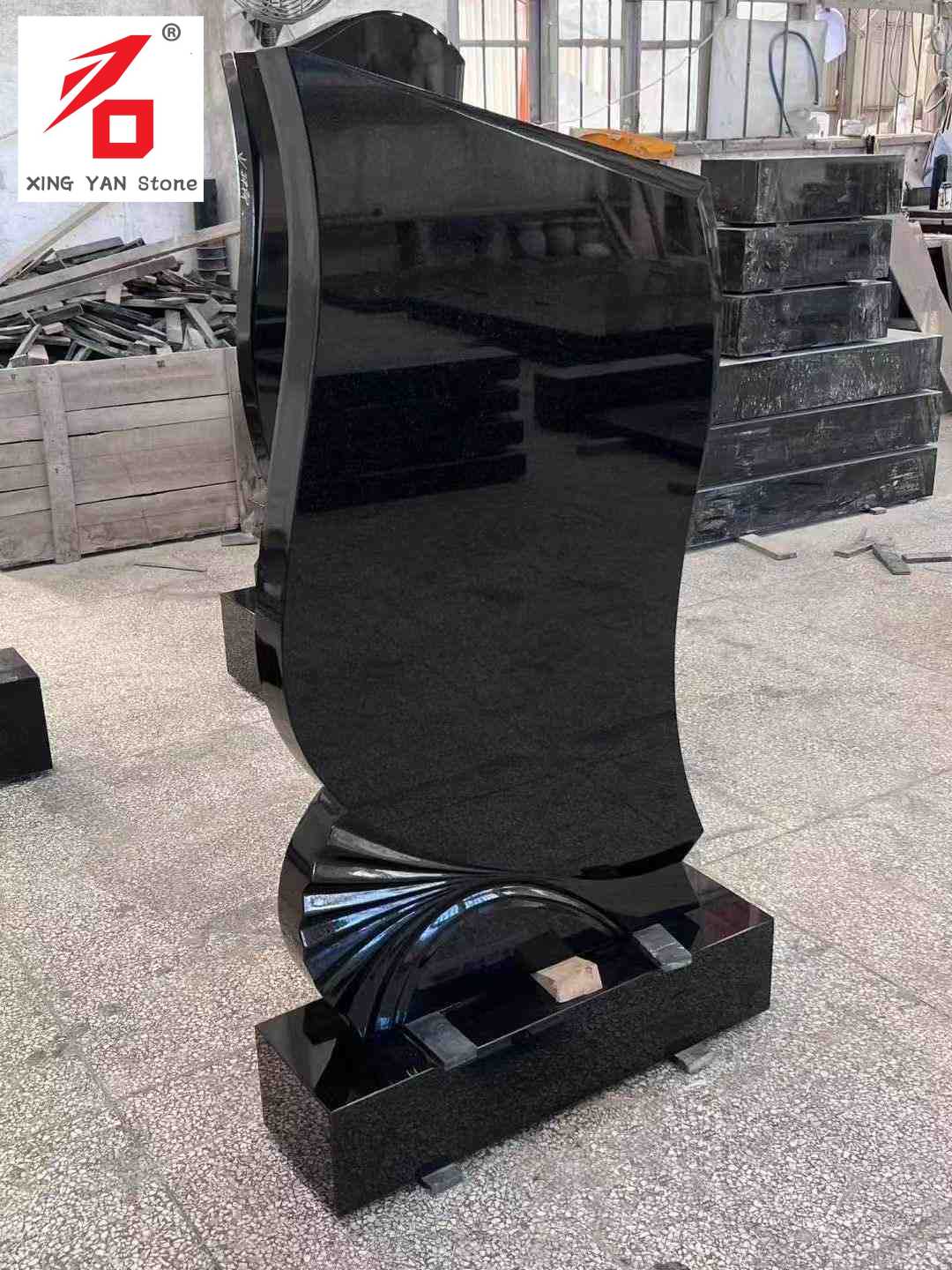 কালো আকৃতির শৈল্পিক সমাধি পাথর