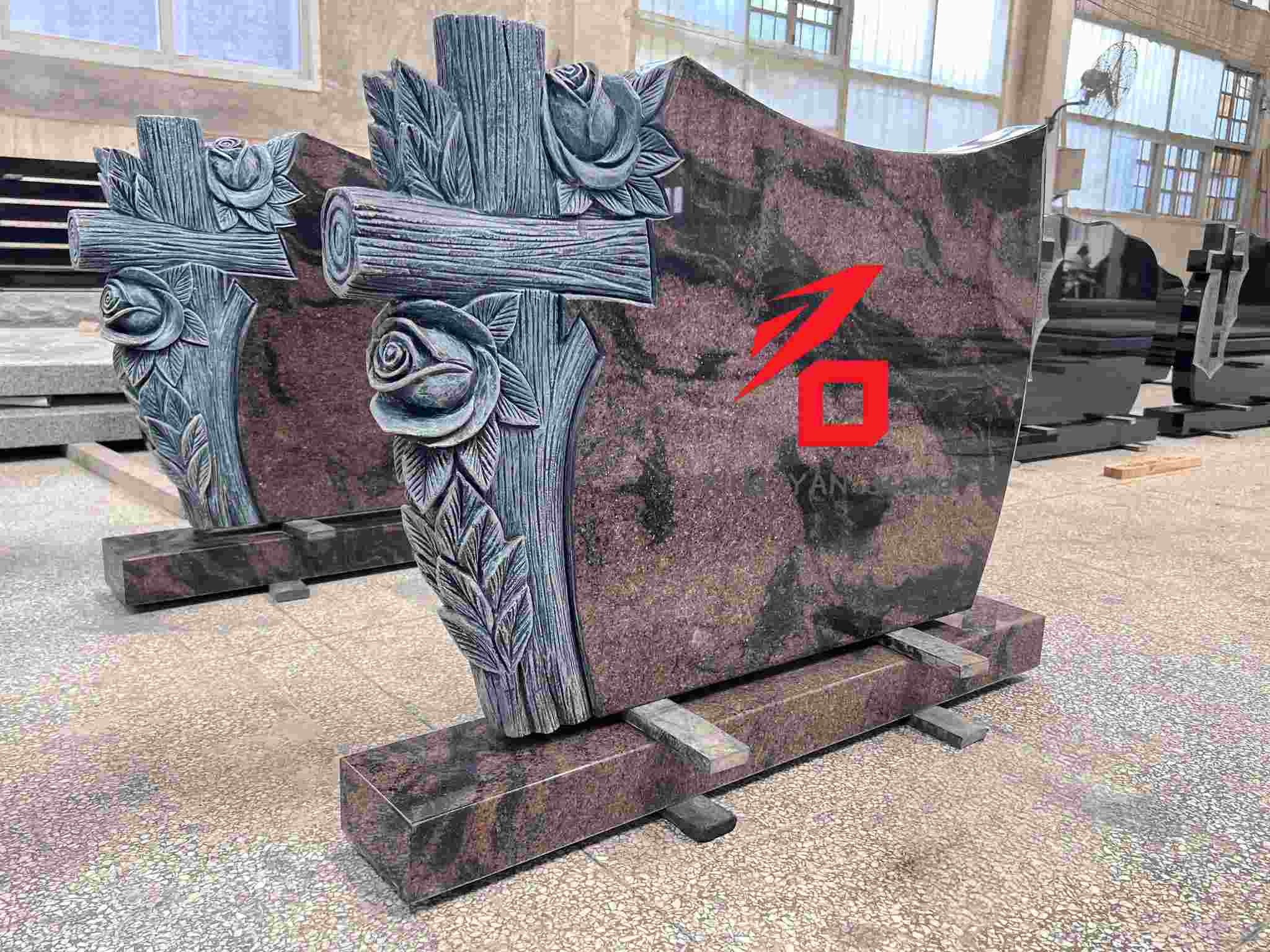 রোজ এবং ক্রস প্যাটার্ন মেমোরিয়াল সমাধি পাথর