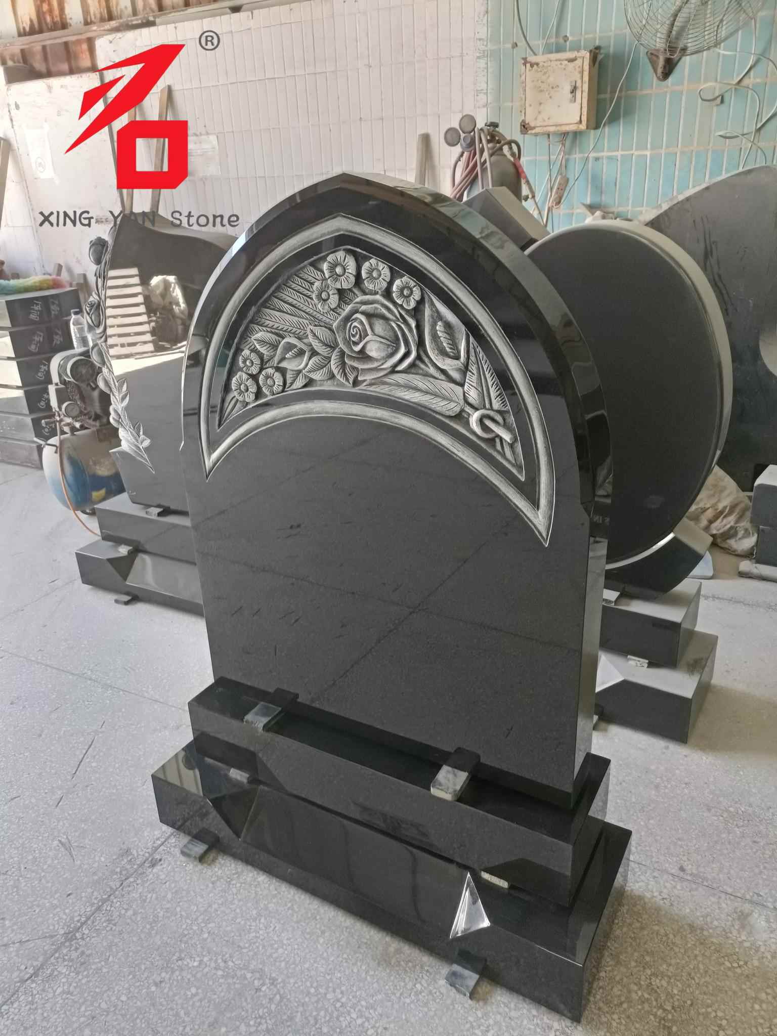 গোলাপ-খোদাই করা সমাধি পাথর, কালো গ্রানাইট খিলানযুক্ত সমাধি পাথর