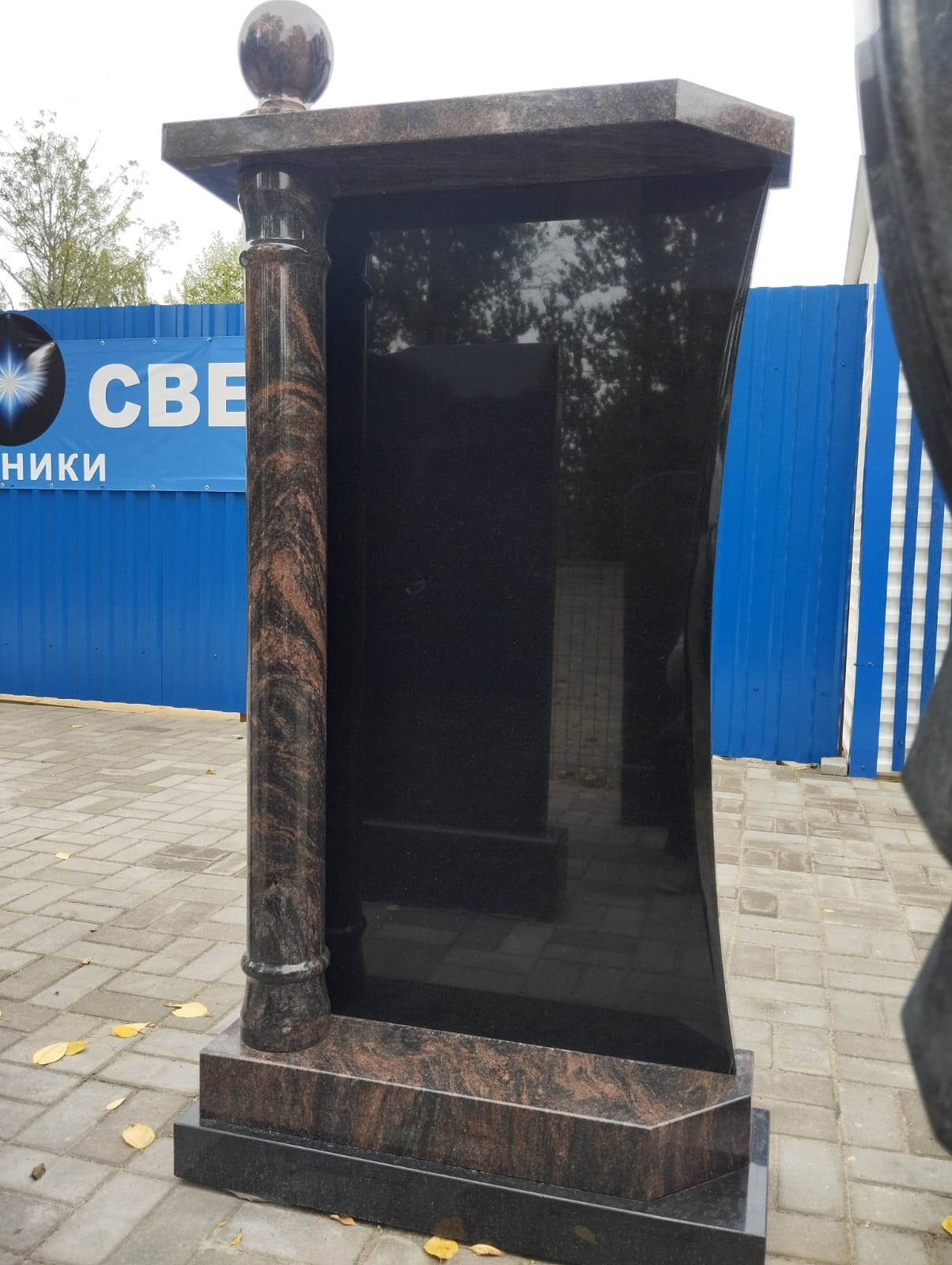 জিঙ্গিয়ান রাশিয়ান স্তম্ভ-শৈলীর গ্রানাইট সমাধিস্থল